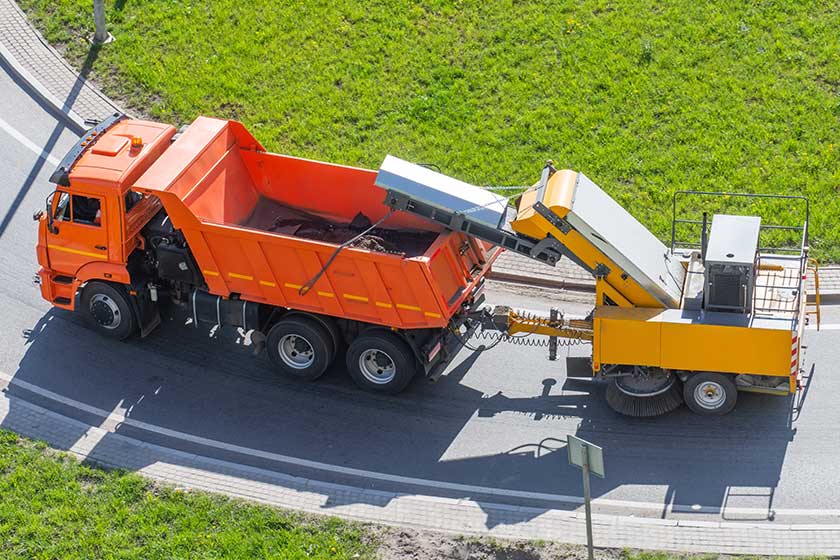 Trailer with cleaning system
